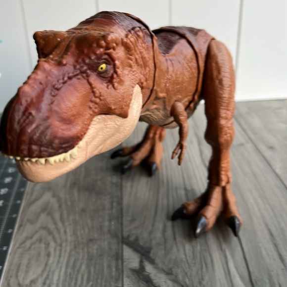 Jurassic World Dinosaur Thrash 'N Throw Tyrannosaurus Rex Figure - Picture 3 of 7